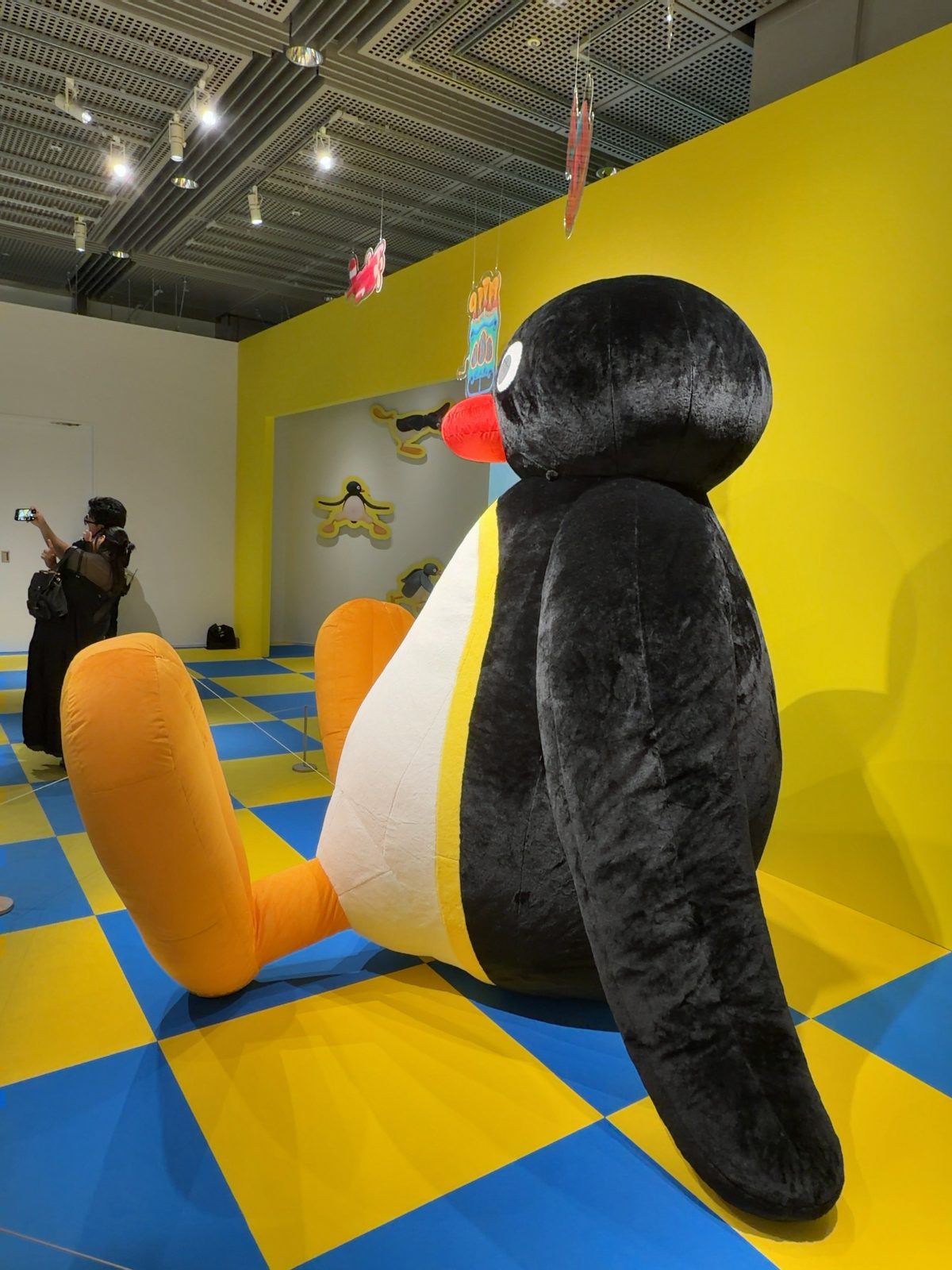 遊園地ゾーンに置かれた巨大なピングーのぬいぐるみ